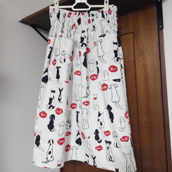 No.7 アニマル柄　後ろ姿犬柄ロングギャザースカート　オフホワイト✕レッド　ウエストゴム仕様　サイズ:フリー 2枚目の画像