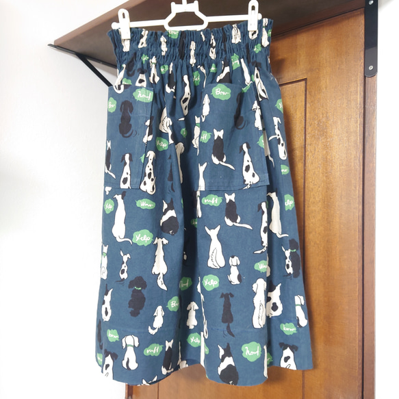 No.8 アニマル柄　後ろ姿犬柄ロングギャザースカート　ネイビー✕グリーン　ウエストゴム仕様　サイズ:フリー 2枚目の画像
