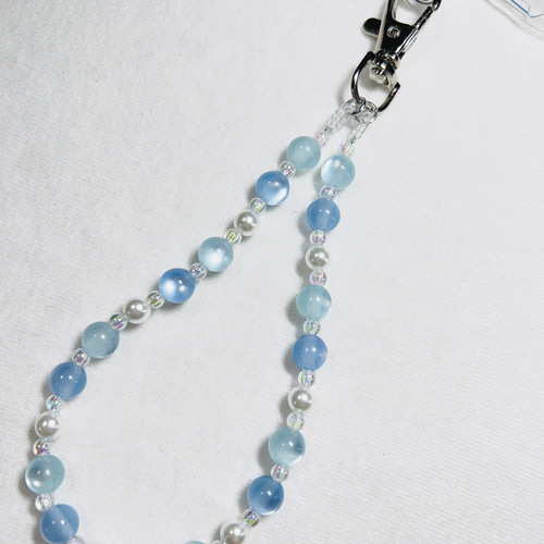 ブルー系キャッツアイガラスビーズ × ホワイトパール ハンドストラップ