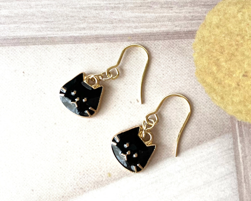 猫の日2024】黒猫のイヤリング／ピアス 金具変更可 揺れる 小ぶり