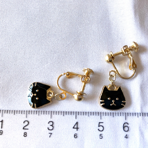 猫の日2024】黒猫のイヤリング／ピアス 金具変更可 揺れる 小ぶり