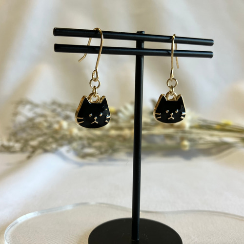 猫の日2024】黒猫のイヤリング／ピアス 金具変更可 揺れる 小ぶり