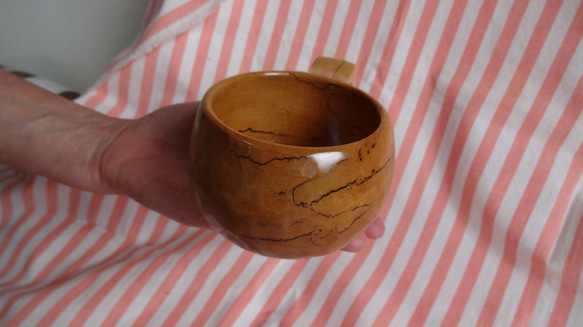 滲みのある栃の古木で作った一木彫りコーヒーカップ 2枚目の画像