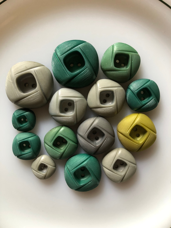 アンティーク ボタン 14個　ビンテージ 昭和 レトロ 個性的 ハンドメイド素材 日本製 ポップ アクセ まとめて 1枚目の画像