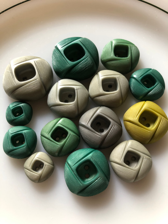 アンティーク ボタン 14個　ビンテージ 昭和 レトロ 個性的 ハンドメイド素材 日本製 ポップ アクセ まとめて 4枚目の画像