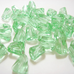 ヴィンテージビーズ カットガラス クリソライト 緑 グリーン系 変形カット 9mm 3枚目の画像