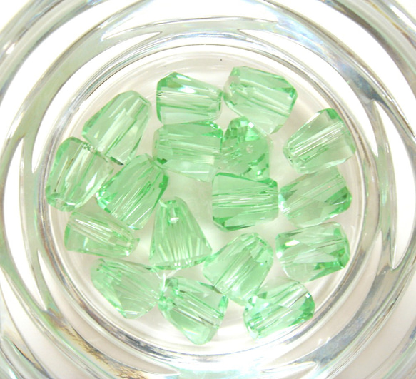 ヴィンテージビーズ カットガラス クリソライト 緑 グリーン系 変形カット 9mm 2枚目の画像