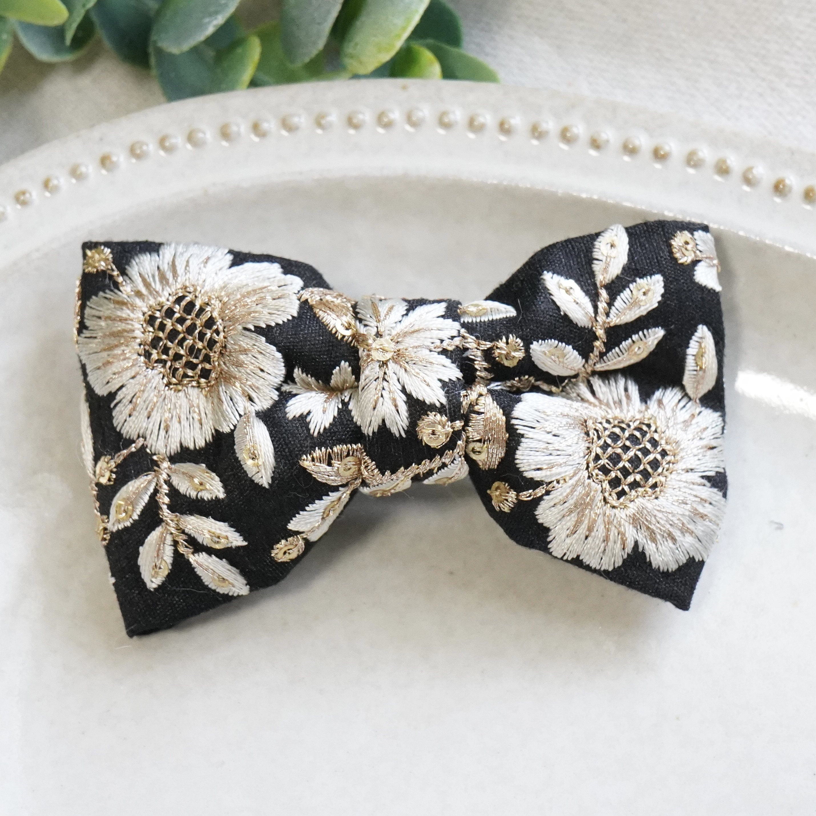 お行儀の良いおリボンと繊細な刺繍が素敵 CHANEL リボンバレッタ ✳︎✳︎インド刺繍✳︎✳︎華やかリボンバレッタ バレッタ Ra
