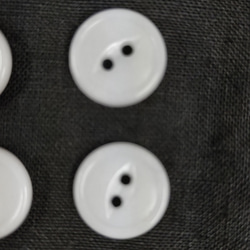 ボタン　15ｍｍ　オフホワイト　10個　猫目　複数セットは割引　付属　裁縫　手芸　工芸　材料　補修　パーツ　送料無料 2枚目の画像