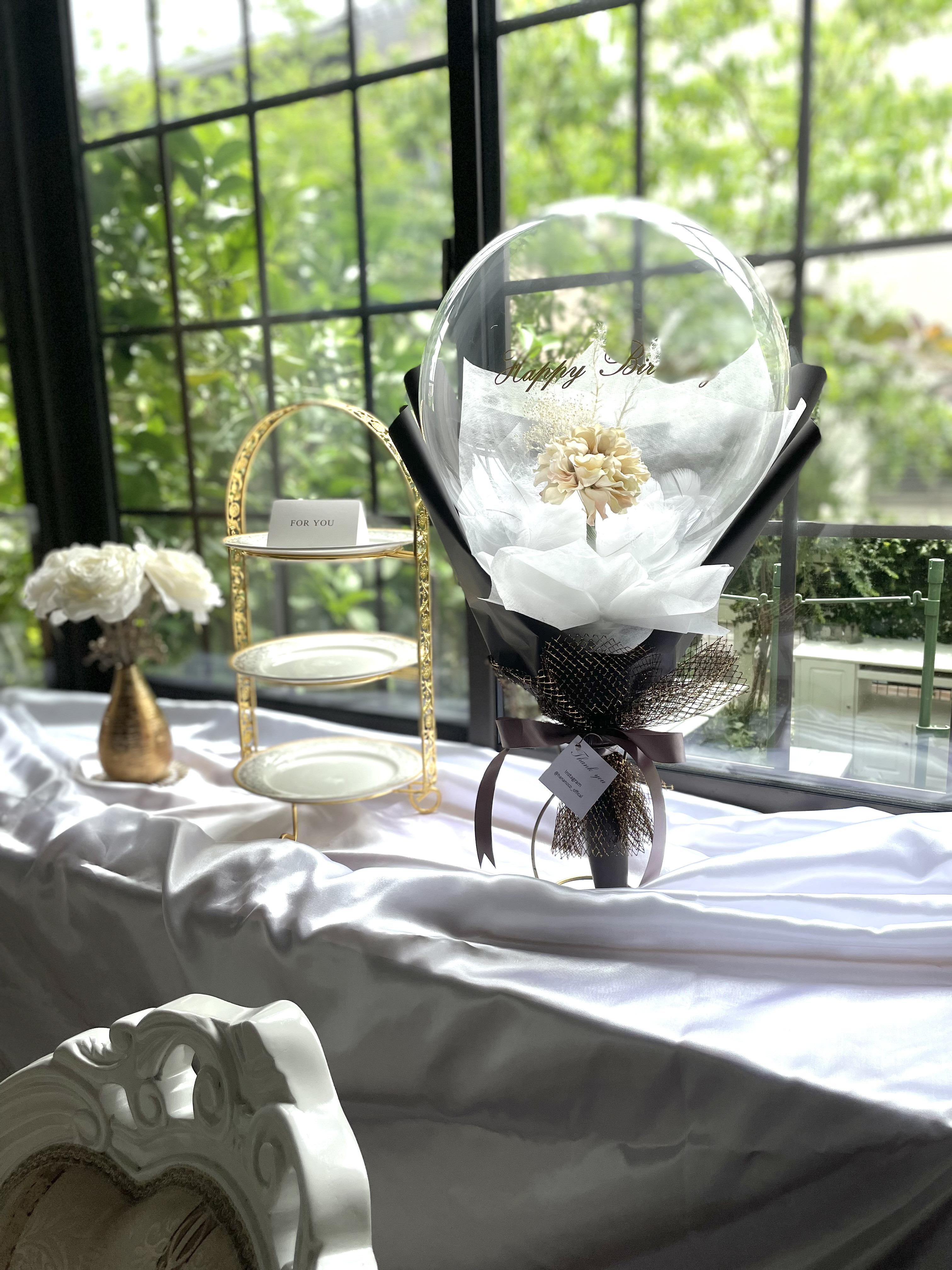 バルーンフラワー　ブーケタイプ オフホワイト×黒茶ラッピング  文字・名入れ無料