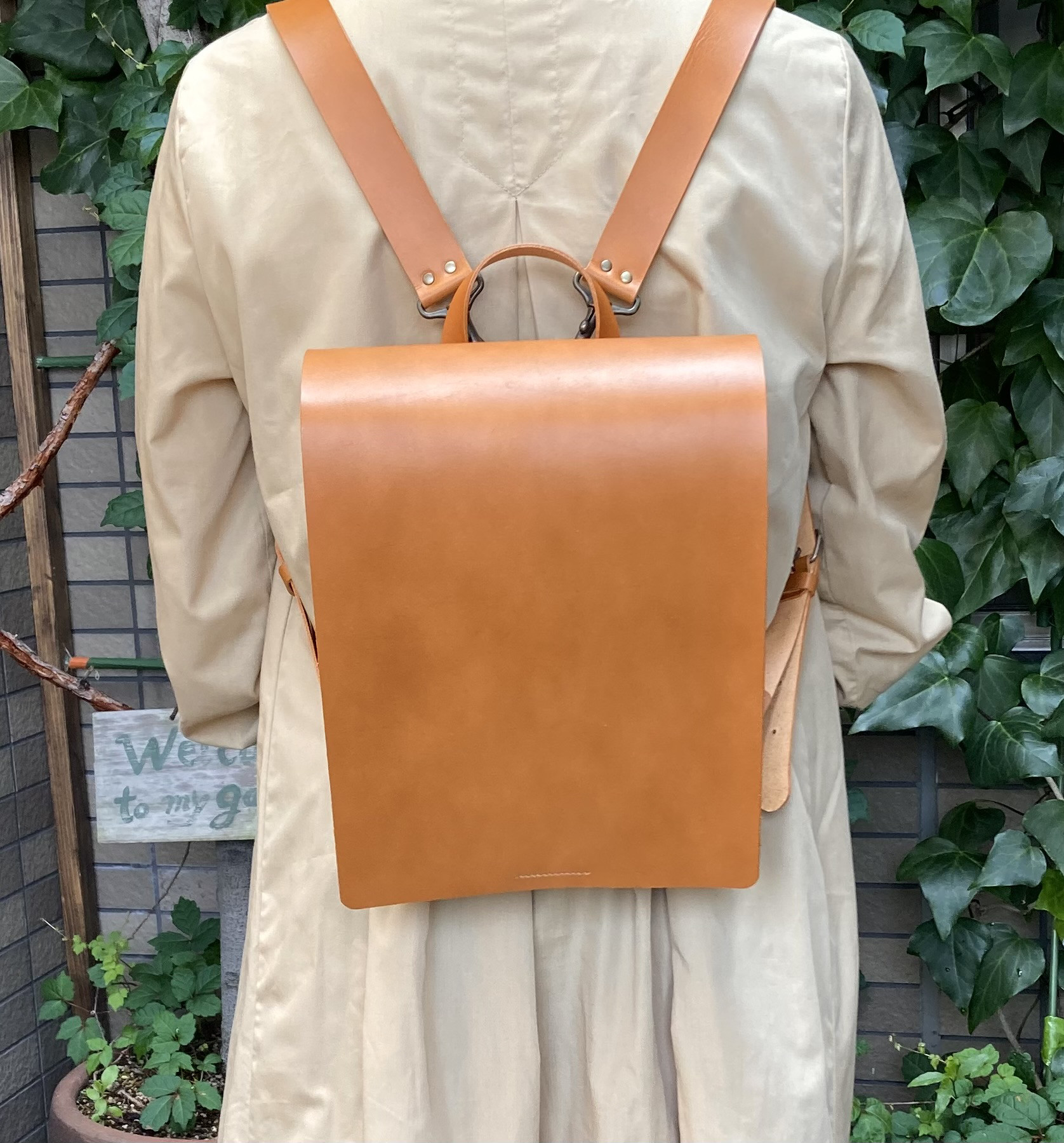 フルフラップリュック ヌメ革　キャメル ヌメ革 フルフラップリュック コンパクト キャメル 手縫い