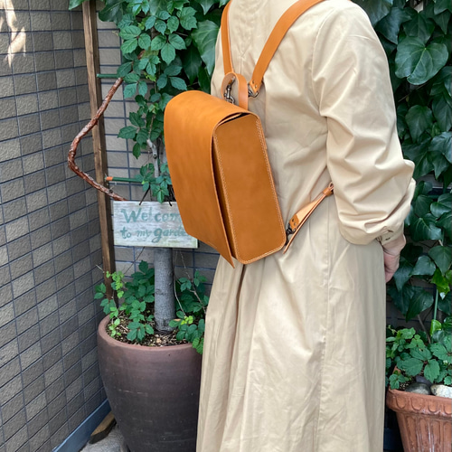 フルフラップリュック ヌメ革　キャメル ヌメ革 フルフラップリュック コンパクト キャメル 手縫い
