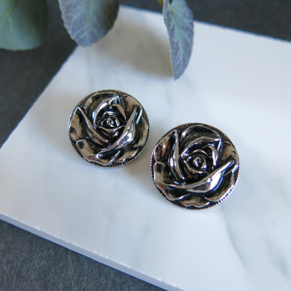 20mm】シックなアンティークローズ ヴィンテージボタンイヤリング 