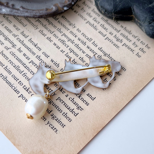 belle 】上品な馬モチーフの真鍮ブローチ/ホースモチーフ/ヴィンテージ