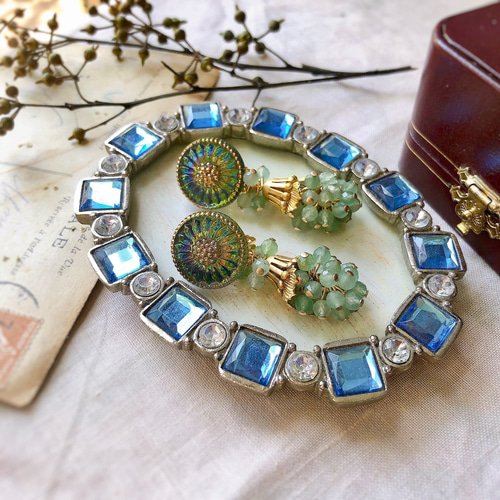 ✽ 雨の森 ✽.｡.:* チェコガラスボタン イヤリング【ピアスに変更可