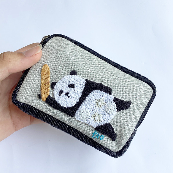 WポーチS「寝っころびパンダ 」手刺繍　イヤホンケース　刺繍ポーチ　 2枚目の画像
