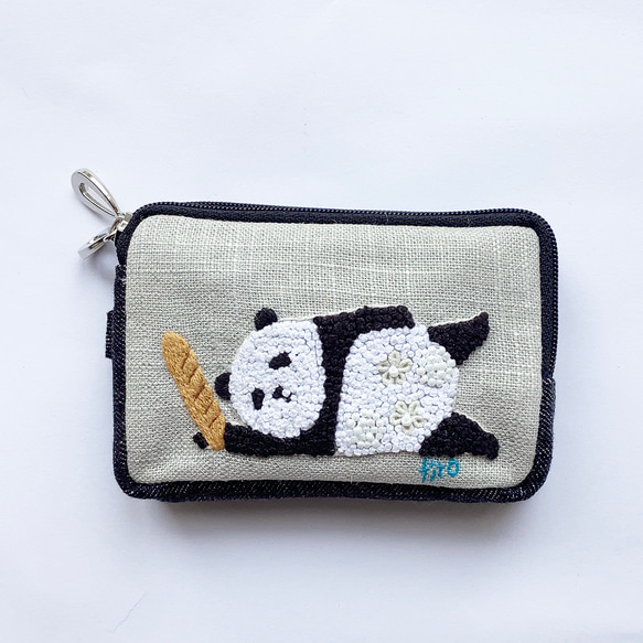 WポーチS「寝っころびパンダ 」手刺繍　イヤホンケース　刺繍ポーチ　 1枚目の画像