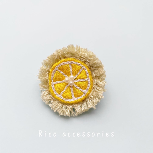 手刺繍ブローチ．ふわふわフルーツsummer（パイナップル・レモン