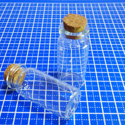 ミニコルク瓶 10個〈ガラス　ボトル レジン 試験管 ハンドメイド　アクセサリーパーツ　素材〉 1枚目の画像