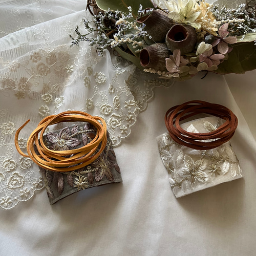 インド刺繍リボンポニーフック(elegant)＊ホワイト・ダーク