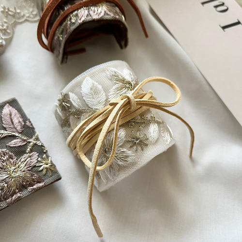 インド刺繍リボンポニーフック(elegant)＊ホワイト・ダーク