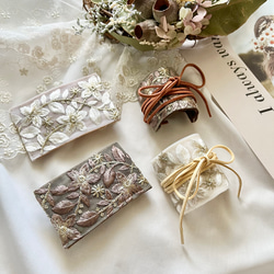 インド刺繍リボンポニーフック(elegant)＊ホワイト・ダークブラウン