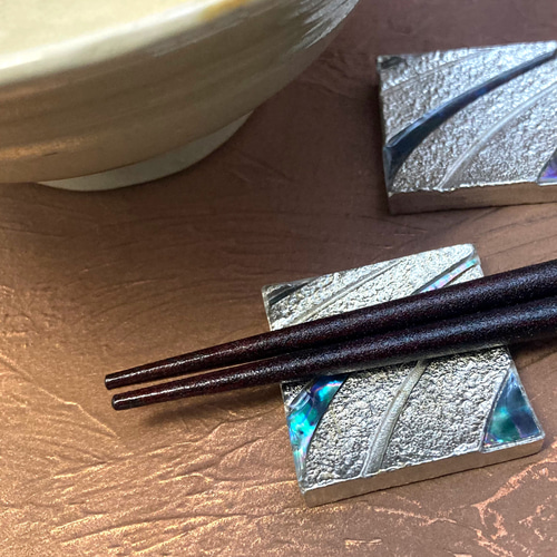 螺鈿の箸置き「みなも」と箸セット [錫鋳物＋螺鈿] 箸・箸置き