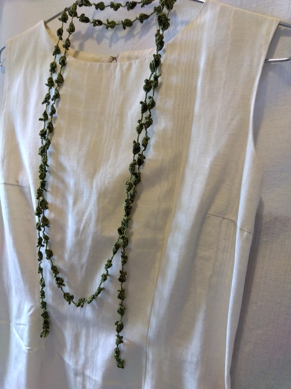黄緑✕紺　花と葉のかぎ針編みネックレス 3枚目の画像