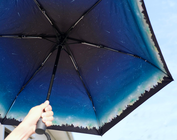 晴雨兼用、雨の中で差す星空 "夜空に降り注ぐ流星柄" 折りたたみ傘・日傘（内側プリント・外側ブラック） 2枚目の画像