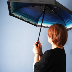 晴雨兼用、雨の中で差す星空 "夜空に降り注ぐ流星柄" 折りたたみ傘・日傘（内側プリント・外側ブラック） 3枚目の画像