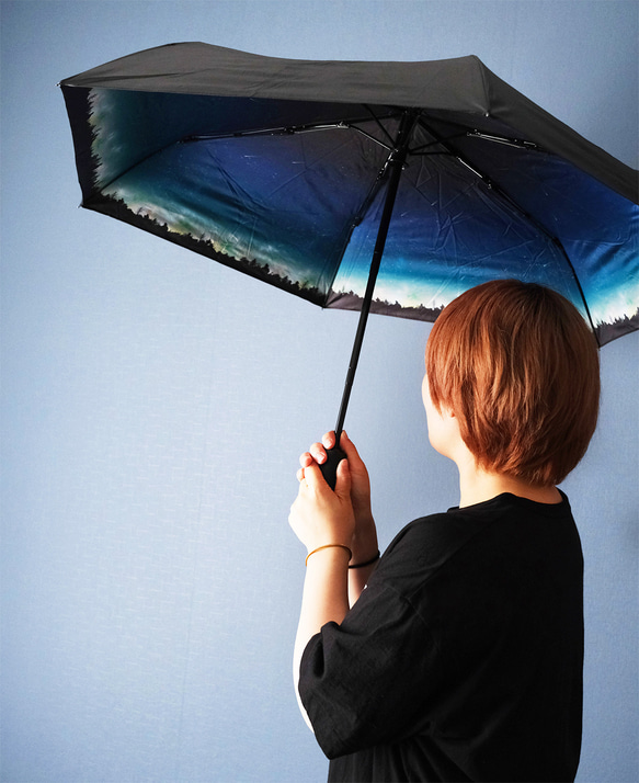 晴雨兼用、雨の中で差す星空 "夜空に降り注ぐ流星柄" 折りたたみ傘・日傘（内側プリント・外側ブラック） 3枚目の画像