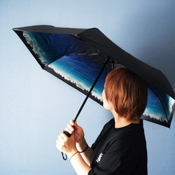 晴雨兼用、雨の中で差す星空 "夜空に降り注ぐ流星柄" 折りたたみ傘・日傘（内側プリント・外側ブラック） 1枚目の画像