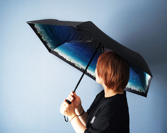 晴雨兼用、雨の中で差す星空 "夜空に降り注ぐ流星柄" 折りたたみ傘・日傘（内側プリント・外側ブラック） 1枚目の画像