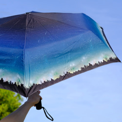 晴雨兼用、雨の中で差す星空 "夜空に降り注ぐ流星柄" 折りたたみ傘・日傘（外側プリント） 2枚目の画像