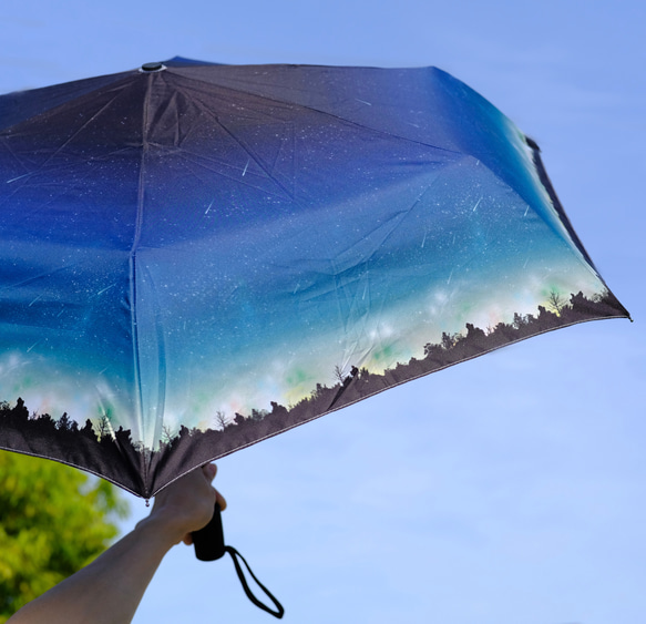 晴雨兼用、雨の中で差す星空 "夜空に降り注ぐ流星柄" 折りたたみ傘・日傘（外側プリント） 2枚目の画像