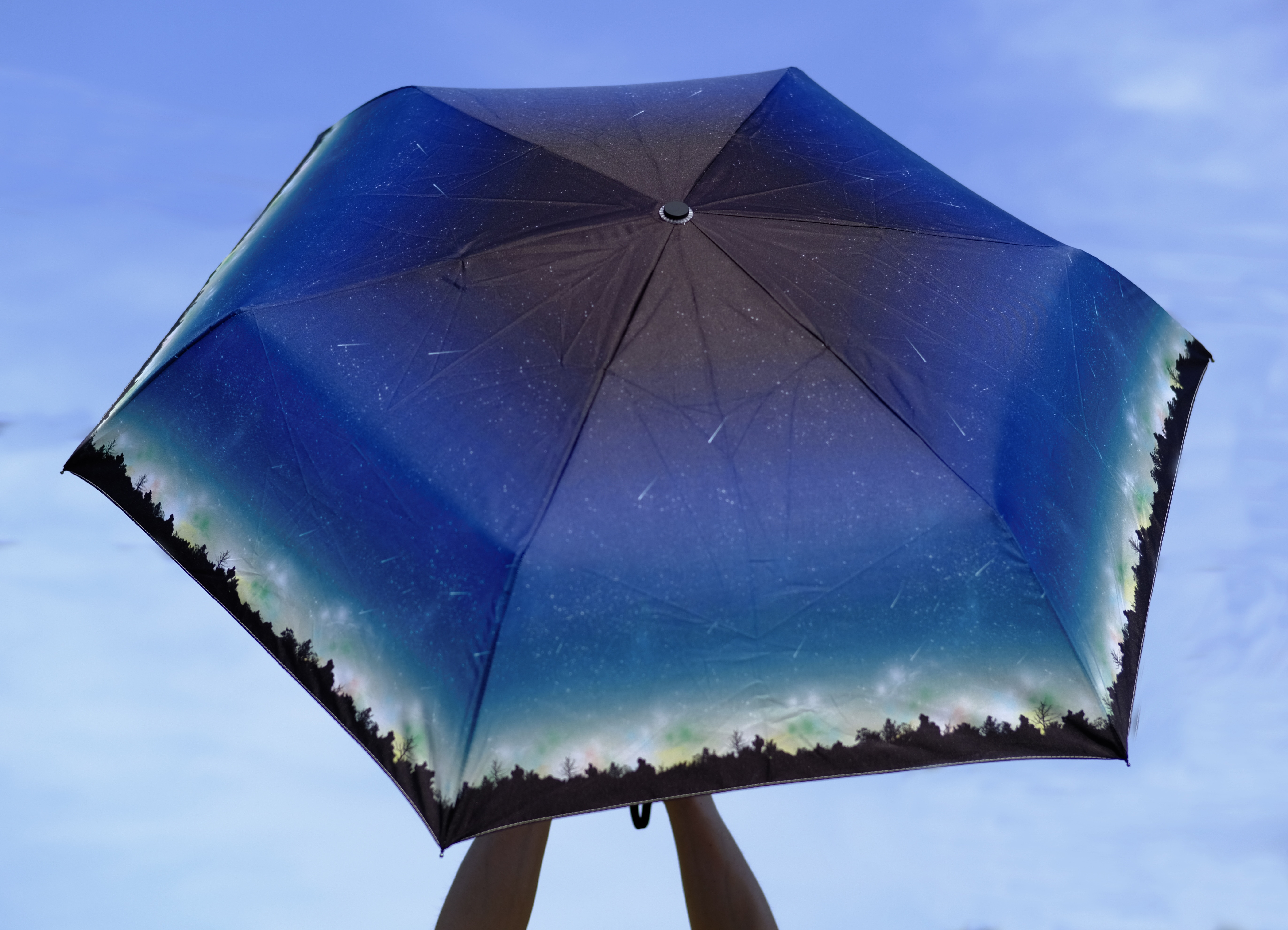 晴雨兼用、雨の中で差す星空 "夜空に降り注ぐ流星柄" 折りたたみ傘・日傘（外側プリント） 6,510円