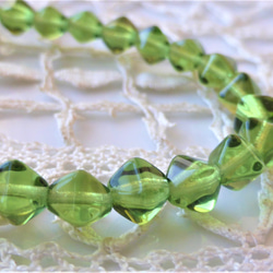 ピラミダ　 大人グリーン　チェコビーズCzech Glass Beads10個 1枚目の画像