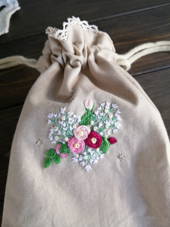 バラとかすみ草刺繍の巾着ポーチ 7枚目の画像