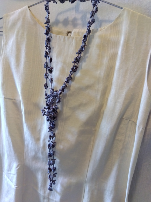 水色✕えんじ　花と葉のかぎ針編みネックレス 5枚目の画像