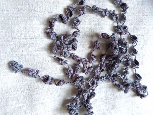 水色✕えんじ　花と葉のかぎ針編みネックレス 6枚目の画像