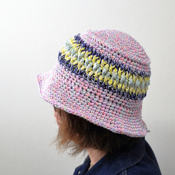 サマーニット帽　手編みのバケットハット　かぎ針編み　春夏　帽子　ピンク系　ユニコーンカラー　シャーベットカラー　ペール 1枚目の画像