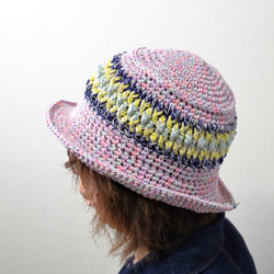 サマーニット帽　手編みのバケットハット　かぎ針編み　春夏　帽子　ピンク系　ユニコーンカラー　シャーベットカラー　ペール 2枚目の画像