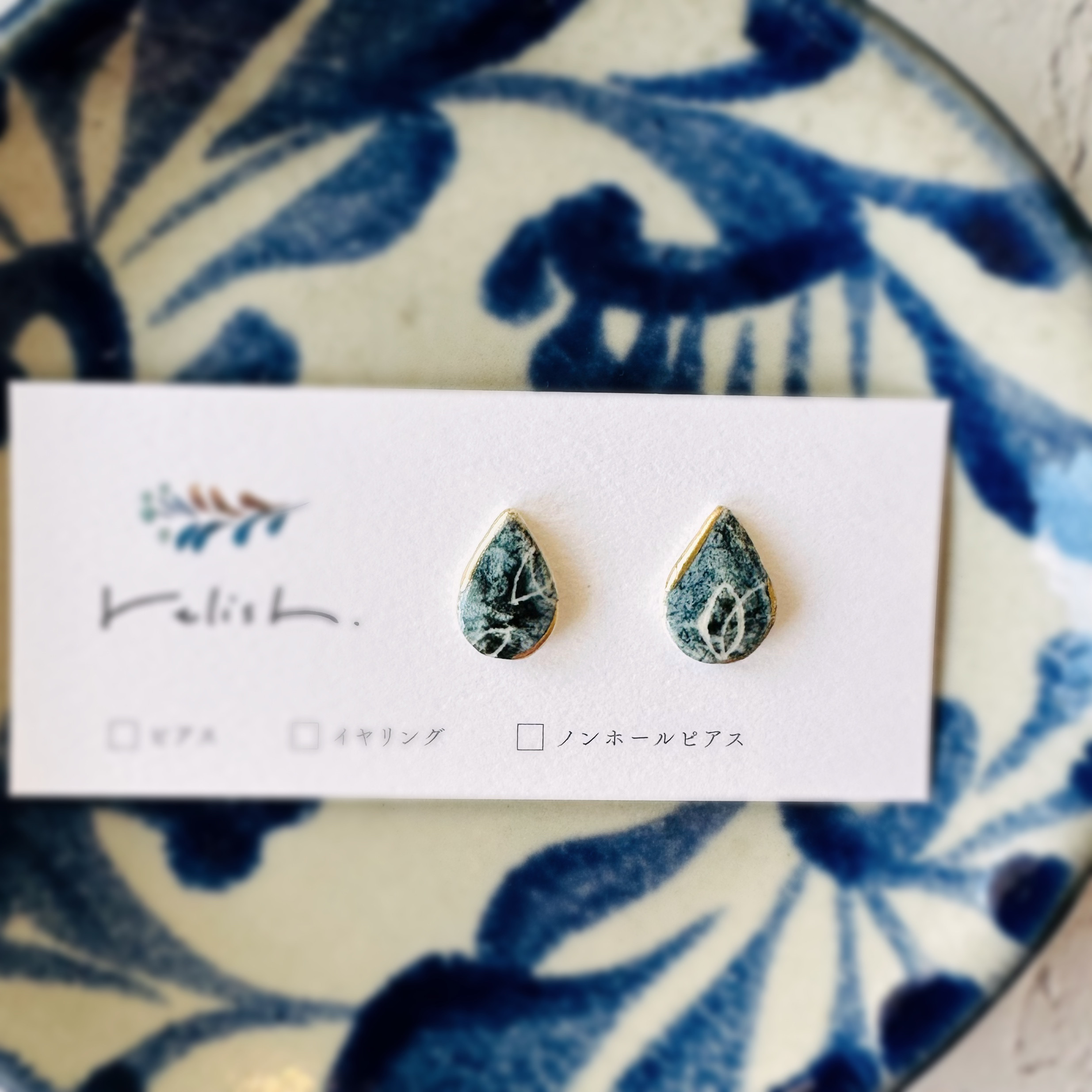 【再販】淡い色合い お花 絵付 陶器 金継ぎ ピアス イヤリング ノンホールピアス 花 しずく ネイビー 紺 ゴールド