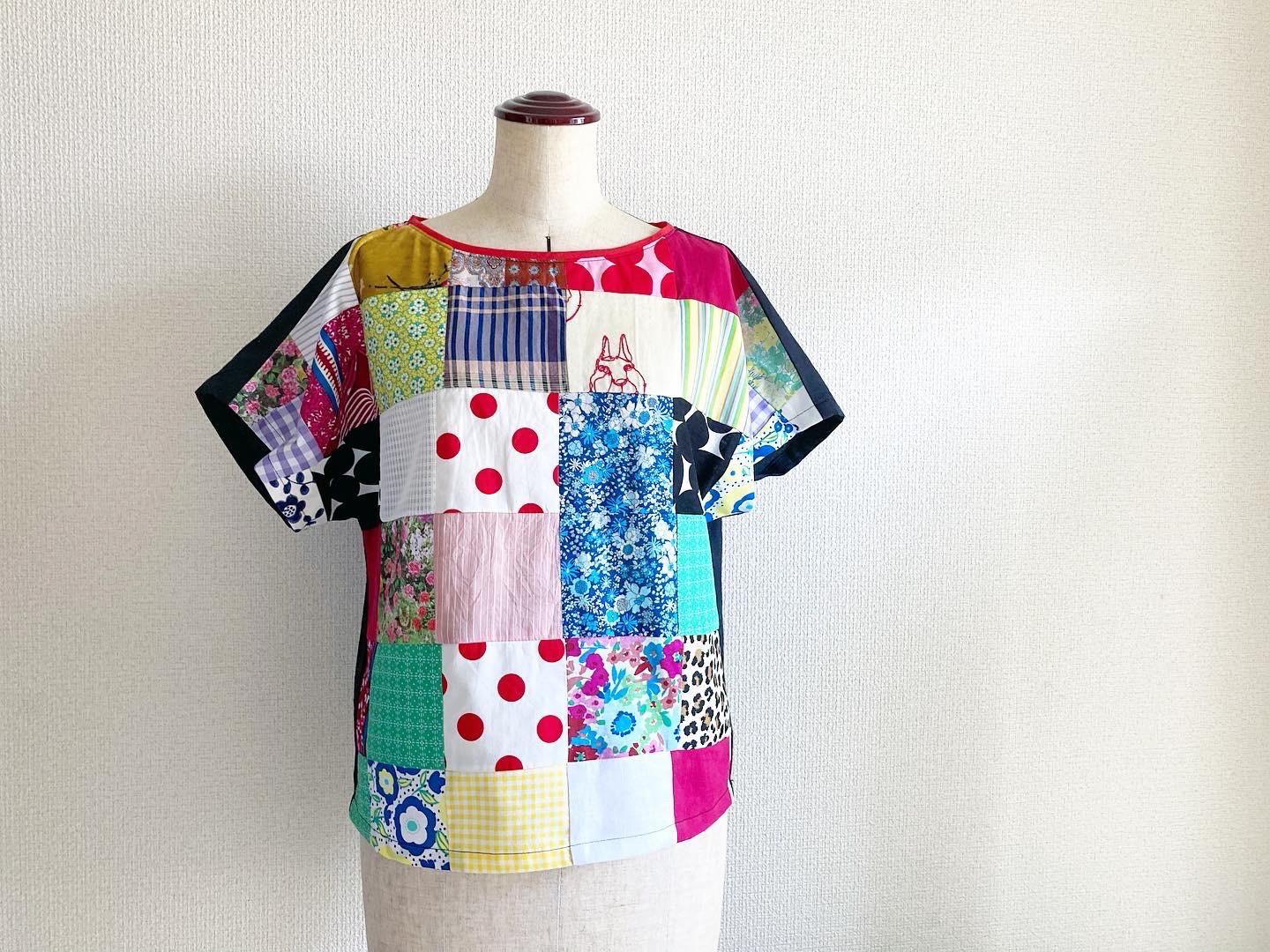 【ランダムパッチワークのフレンチスリーブブラウス】