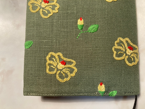 文庫本用ブックカバー　手刺繍付き　黄色い花 2枚目の画像