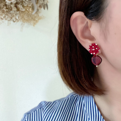 ホワイト＆レッドチェコビーズピアス、イヤリング 877559d785bf9836197bd8b17776fe