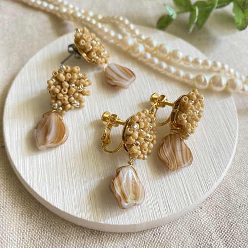 Dot ベージュ」水玉ビーズフラワー&チェコビーズ ピアス