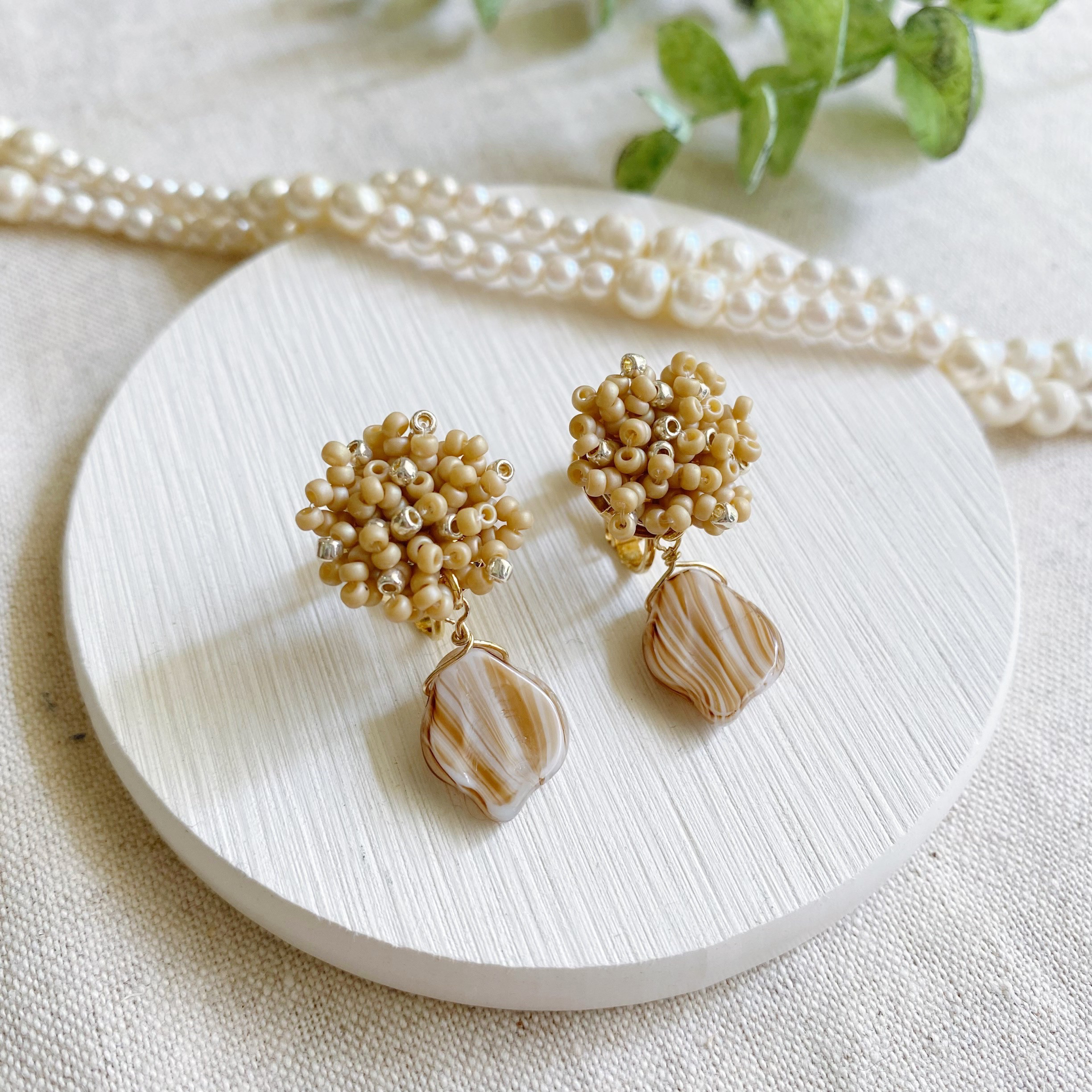 ベージュのグラデーションピアス チェコビーズ No.189 ハンドメイド