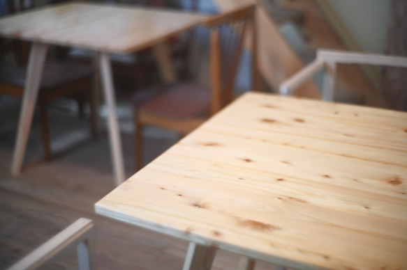 国産ひのきのカフェテーブル　2人用サイズ　オイル仕上げ　1台 3枚目の画像