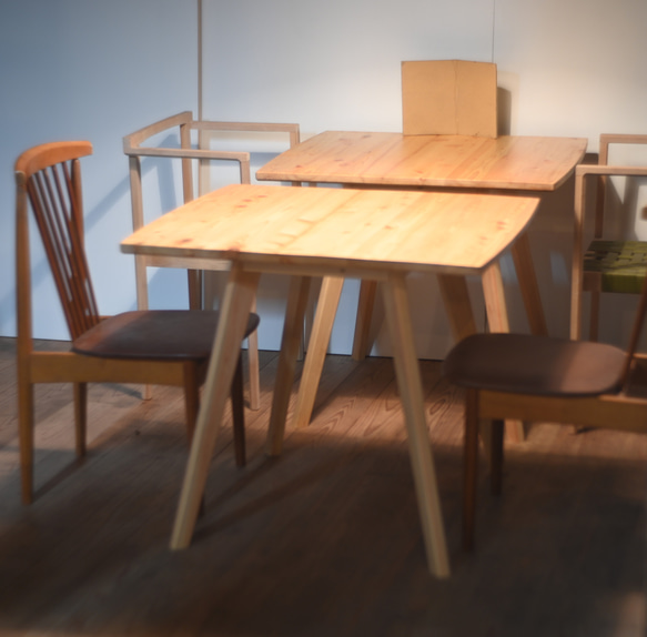 国産ひのきのカフェテーブル　2人用サイズ　オイル仕上げ　1台 5枚目の画像